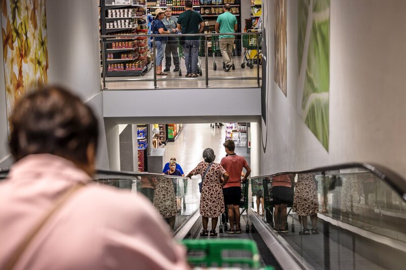 Clientes en un supermercado. Clientes en un supermercado.