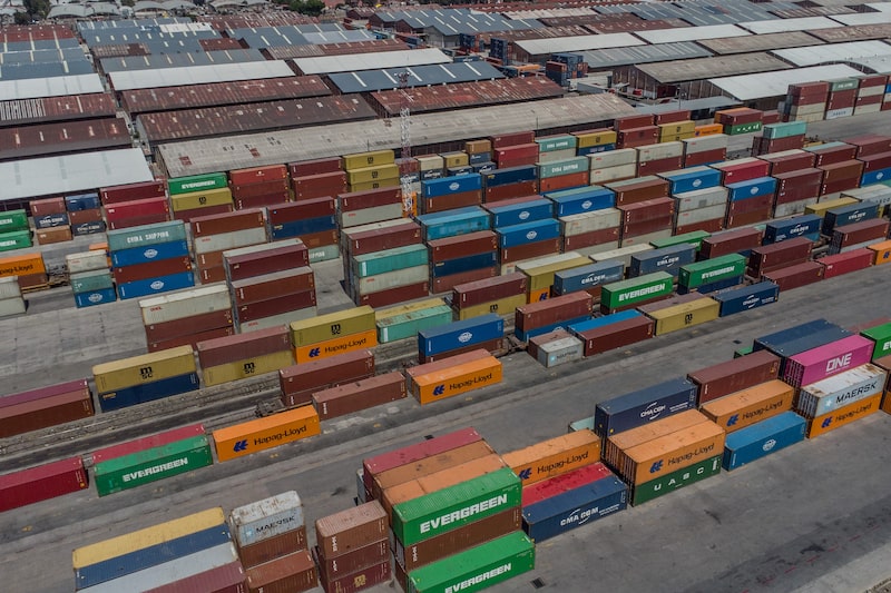 Contenedores de transporte en la Terminal Intermodal Pantaco de Ciudad de México, México, el lunes 14 de abril de 2025. Las acciones y los múltiplos ferroviarios han estado cayendo este año, ya que los aranceles y otras medidas proteccionistas suponen una amenaza para los volúmenes y los beneficios. Fotógrafo: Alejandro Cegarra/Bloomberg Contenedores de transporte en la Terminal Intermodal Pantaco de Ciudad de México, México, el lunes 14 de abril de 2025. Las acciones y los múltiplos ferroviarios han estado cayendo este año, ya que los aranceles y otras medidas proteccionistas suponen una amenaza para los volúmenes y los beneficios. Fotógrafo: Alejandro Cegarra/Bloomberg