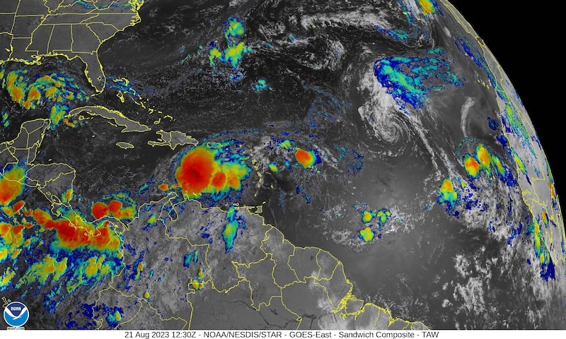 El Centro Nacional de Huracanes está emitiendo avisos sobre la tormenta tropical Franklin. El Centro Nacional de Huracanes está emitiendo avisos sobre la tormenta tropical Franklin.