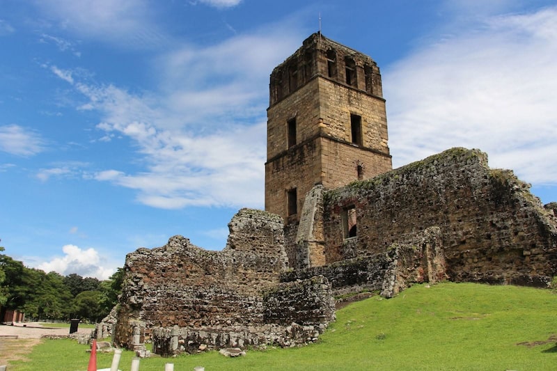 Torre de la catedral de Nuestra Señora de la Asunción, en Panamá Viejo. Torre de la catedral de Nuestra Señora de la Asunción, en Panamá Viejo.