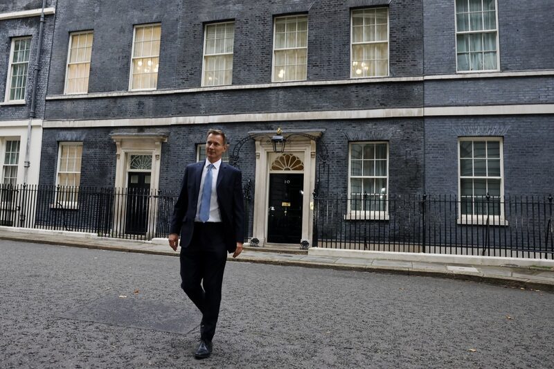 Jeremy Hunt, ministro de Hacienda del Reino Unido, sale del número 10 de Downing Street en Londres, Reino Unido, el viernes 14 de octubre de 2022. Jeremy Hunt, ministro de Hacienda del Reino Unido, sale del número 10 de Downing Street en Londres, Reino Unido, el viernes 14 de octubre de 2022.