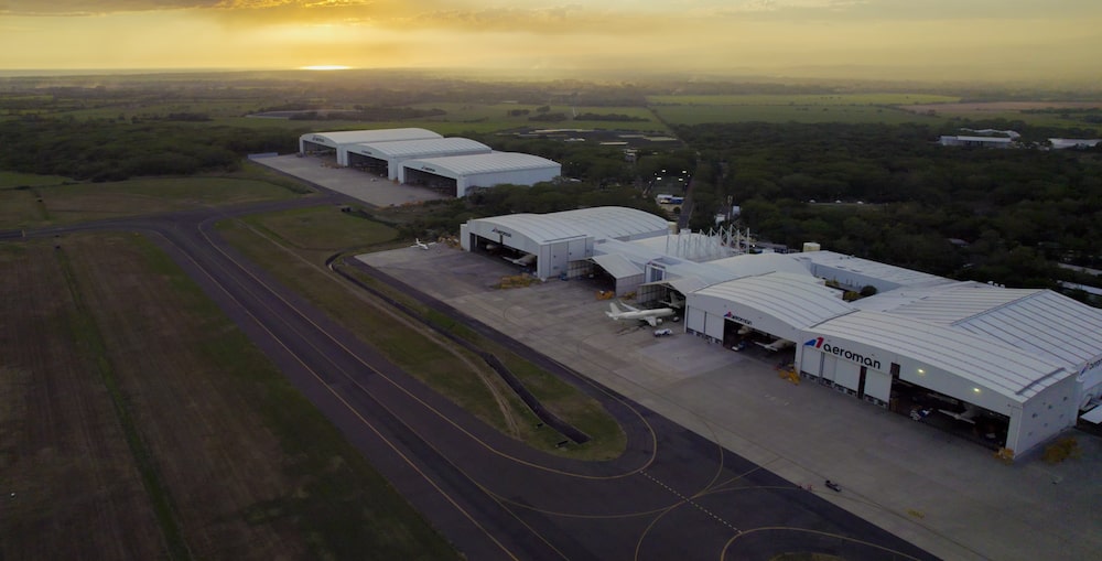 El acuerdo incluye un plan de inversión de Aeroman para ampliar las operaciones en El Salvador. El acuerdo incluye un plan de inversión de Aeroman para ampliar las operaciones en El Salvador.