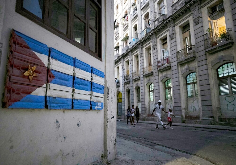 Cuba se enfrenta a una crisis económica, escasez de alimentos y apagones. Cuba se enfrenta a una crisis económica, escasez de alimentos y apagones.