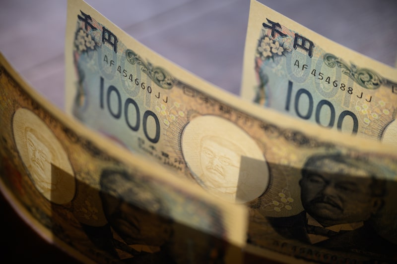 Japanese 1,000 yen banknotes. Japanese 1,000 yen banknotes.
