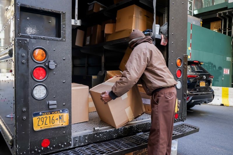 Un trabajador de UPS descarga paquetes de un camión en Nueva York, EE.UU., el lunes 27 de octubre de 2025. Un trabajador de UPS descarga paquetes de un camión en Nueva York, EE.UU., el lunes 27 de octubre de 2025.