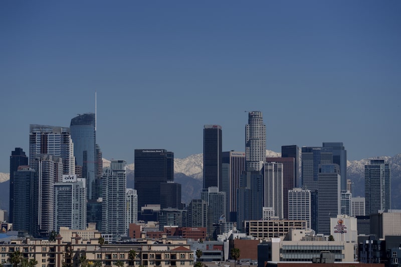 La cordillera de San Gabriel cubierta de nieve junto al horizonte del centro de Los Ángeles después de una tormenta de invierno en Los Ángeles, California, EE.UU., el jueves 2 de marzo de 2023. Fotógrafo: Eric Thayer/Bloomberg La cordillera de San Gabriel cubierta de nieve junto al horizonte del centro de Los Ángeles después de una tormenta de invierno en Los Ángeles, California, EE.UU., el jueves 2 de marzo de 2023. Fotógrafo: Eric Thayer/Bloomberg