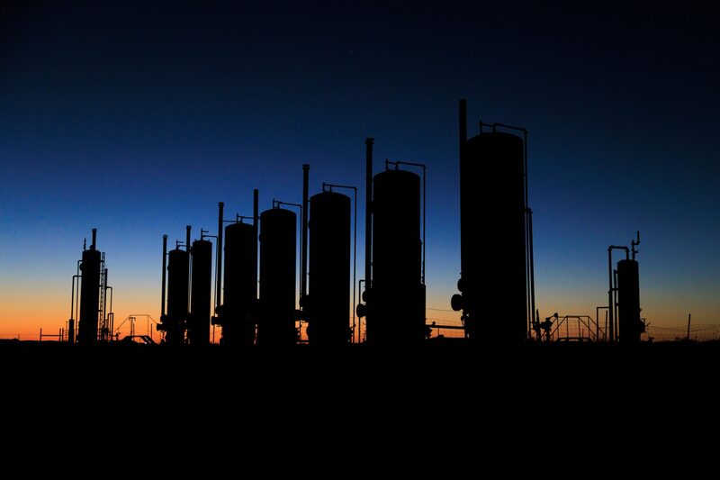 Petróleo começa a semana em queda Petróleo começa a semana em queda