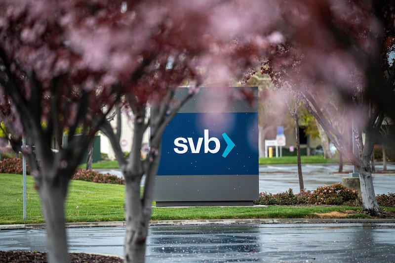 Señalización fuera de la sede de Silicon Valley Bank en Santa Clara, California, EE. UU., el jueves 9 de marzo de 2023. Los bonos de SVB Financial Group se están desplomando junto con sus acciones después de que la empresa se movilizara para apuntalar el capital tras las pérdidas en su cartera de valores y una desaceleración en la financiación . Fotógrafo: David Paul Morris/Bloomberg Señalización fuera de la sede de Silicon Valley Bank en Santa Clara, California, EE. UU., el jueves 9 de marzo de 2023. Los bonos de SVB Financial Group se están desplomando junto con sus acciones después de que la empresa se movilizara para apuntalar el capital tras las pérdidas en su cartera de valores y una desaceleración en la financiación . Fotógrafo: David Paul Morris/Bloomberg
