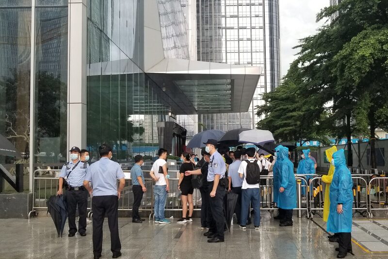 Policiais e seguranças vigiam entrada da sede da Evergrande Group em Shenzhen, China Policiais e seguranças vigiam entrada da sede da Evergrande Group em Shenzhen, China