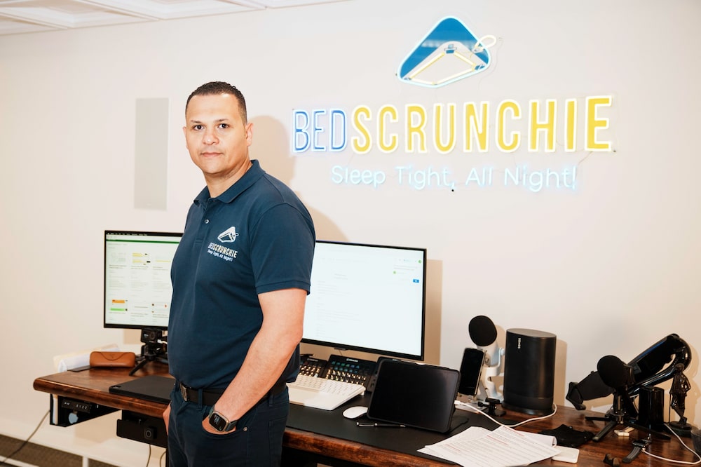 Jack Nekhala, fundador de Bed Scrunchie, cuya cuenta de vendedor en Amazon fue suspendida tras una presunta infracción de las políticas de reseñas. Jack Nekhala, fundador de Bed Scrunchie, cuya cuenta de vendedor en Amazon fue suspendida tras una presunta infracción de las políticas de reseñas.