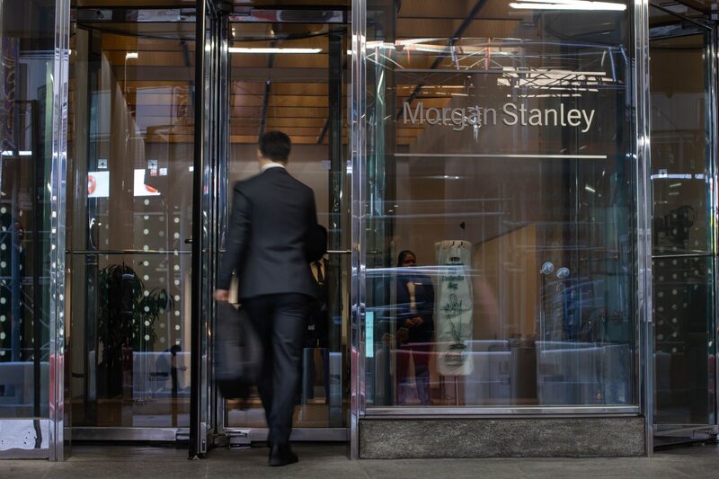 Un trabajador entra en la sede mundial de Morgan Stanley en Nueva York, Estados Unidos. Un trabajador entra en la sede mundial de Morgan Stanley en Nueva York, Estados Unidos.