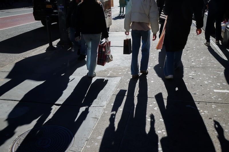 Holiday Shoppers Boost Spending As Consumer Resilience Persists Holiday Shoppers Boost Spending As Consumer Resilience Persists