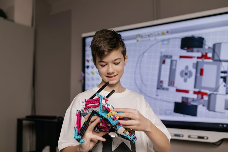 Joven de la generación Z innovando Joven de la generación Z innovando