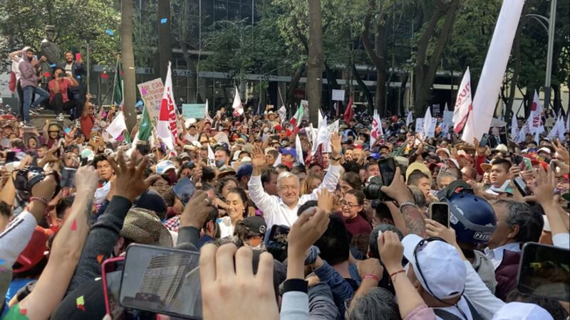 El equipo de AMLO le sugirió al presidente continuar la marcha en uno de sus automóviles Jetta, pero AMLO rechazó la oferta. El equipo de AMLO le sugirió al presidente continuar la marcha en uno de sus automóviles Jetta, pero AMLO rechazó la oferta.