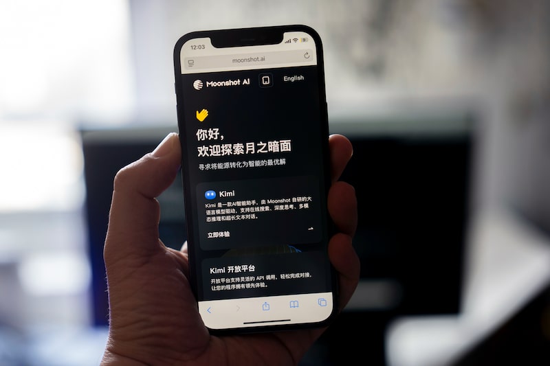 O Kimi K3, da startup chinesa Moonshot AI, promete desempenho comparável ao dos modelos da OpenAI e da Anthropic por uma fração do custo. O Kimi K3, da startup chinesa Moonshot AI, promete desempenho comparável ao dos modelos da OpenAI e da Anthropic por uma fração do custo.