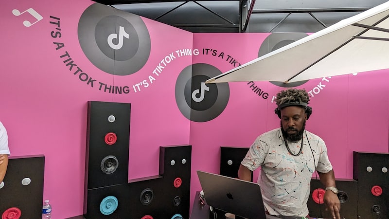 Apple e o Google, da Alphabet, que removeram o aplicativo de suas respectivas lojas de aplicativos para cumprir a proibição de 19 de janeiro, adiaram a recolocação do TikTok na lista. (Foto: Mark Bergen/Bloomberg) Apple e o Google, da Alphabet, que removeram o aplicativo de suas respectivas lojas de aplicativos para cumprir a proibição de 19 de janeiro, adiaram a recolocação do TikTok na lista. (Foto: Mark Bergen/Bloomberg)