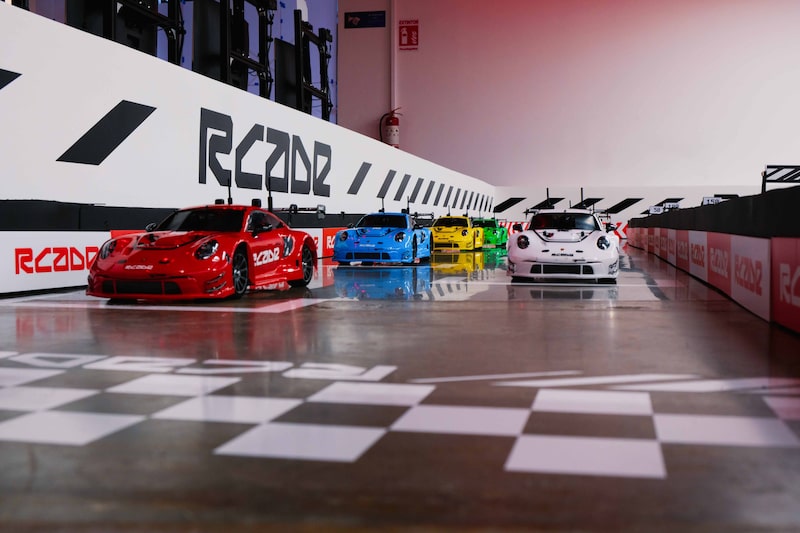 Empresarios costarricenses desarrollaron RCADE, una propuesta que lleva la simulación de carreras a un circuito físico. Empresarios costarricenses desarrollaron RCADE, una propuesta que lleva la simulación de carreras a un circuito físico.