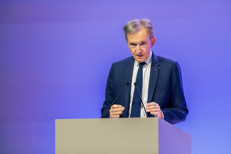 Bilionário fundador da LVMH, de 76 anos, sinalizou que pode comandar o grupo de luxo por mais uma década Bilionário fundador da LVMH, de 76 anos, sinalizou que pode comandar o grupo de luxo por mais uma década