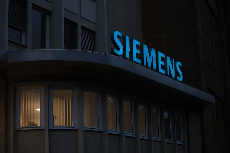 El logotipo de Siemens AG, iluminado, se ve en el exterior de la fábrica de turbinas de gas de la empresa en Berlín, Alemania. El logotipo de Siemens AG, iluminado, se ve en el exterior de la fábrica de turbinas de gas de la empresa en Berlín, Alemania.