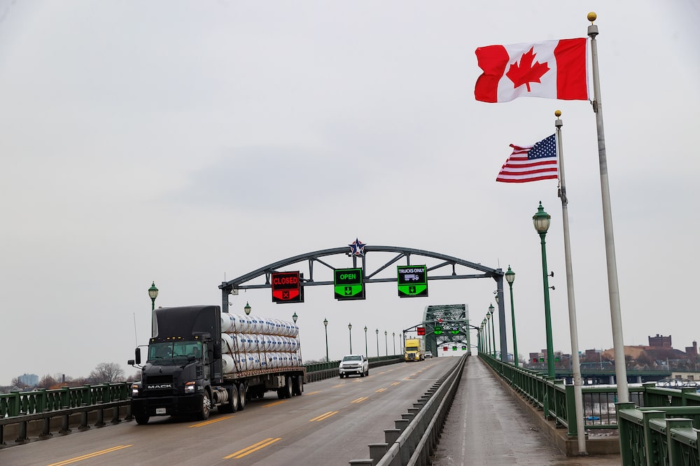 Camiones cruzan el Puente de la Paz en la frontera entre Canadá y Estados Unidos en Fort Erie, Ontario. Camiones cruzan el Puente de la Paz en la frontera entre Canadá y Estados Unidos en Fort Erie, Ontario.