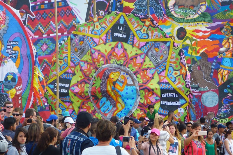 Este 2022 se celebrará la 46 edición en Sumpango, Sacatepéquez, el cual se denominará “De la Tierra al Cielo”. Este 2022 se celebrará la 46 edición en Sumpango, Sacatepéquez, el cual se denominará “De la Tierra al Cielo”.