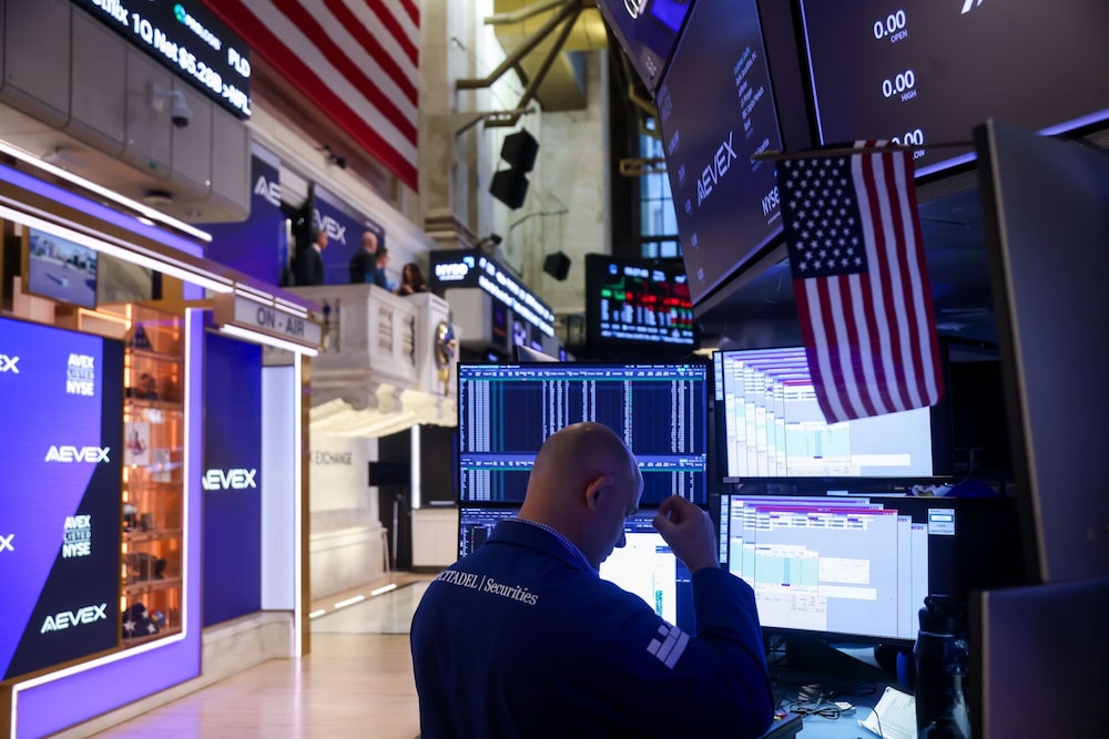 Un operador bursátil trabaja durante la oferta pública inicial (OPI) de Aevex Corp. en la Bolsa de Nueva York (NYSE) en Nueva York. Un operador bursátil trabaja durante la oferta pública inicial (OPI) de Aevex Corp. en la Bolsa de Nueva York (NYSE) en Nueva York.