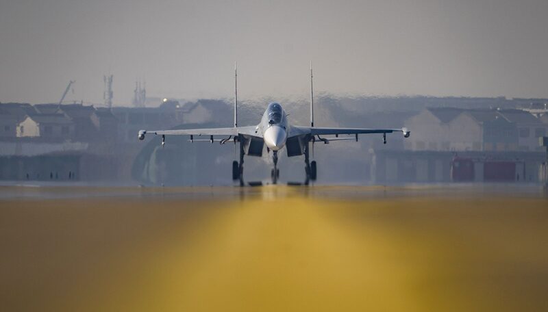 Un caza aéreo J-16 espera para despegar en la pista en una base de entrenamiento de la fuerza de aviación naval del EPL en Ningbo, en la provincia oriental china de Zhejiang. Un caza aéreo J-16 espera para despegar en la pista en una base de entrenamiento de la fuerza de aviación naval del EPL en Ningbo, en la provincia oriental china de Zhejiang.