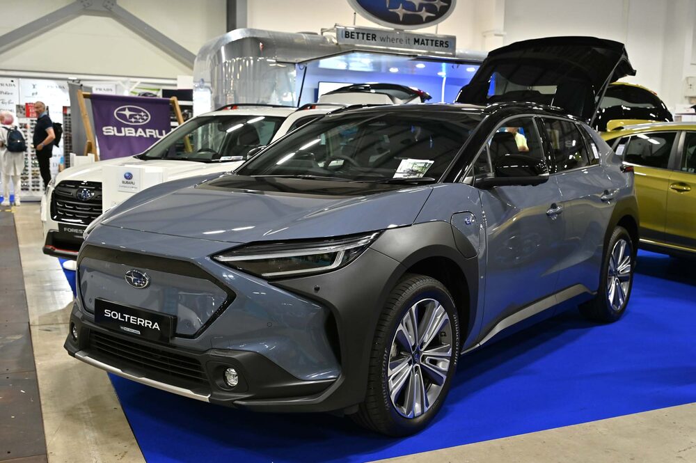 El revestimiento de plástico negro de este Subaru Solterra nos hace pensar en un juguete para niños. Fotógrafo: John Keeble/Getty Images Europa El revestimiento de plástico negro de este Subaru Solterra nos hace pensar en un juguete para niños. Fotógrafo: John Keeble/Getty Images Europa