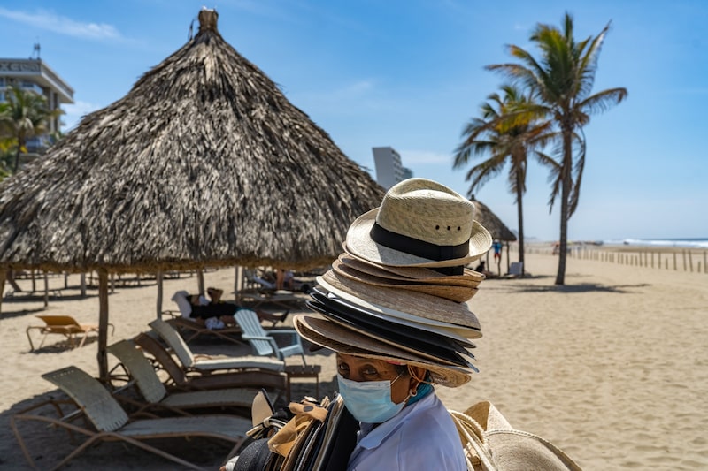 Los Artículos 76 y 78 de la Ley Federal del Trabajo, relativos a los días de vacaciones a los que tienen derecho los trabajadores, se reformaron para aumentar los días de vacaciones pagados de 6 a 12 días continuos desde el primer año de labores. Los Artículos 76 y 78 de la Ley Federal del Trabajo, relativos a los días de vacaciones a los que tienen derecho los trabajadores, se reformaron para aumentar los días de vacaciones pagados de 6 a 12 días continuos desde el primer año de labores.