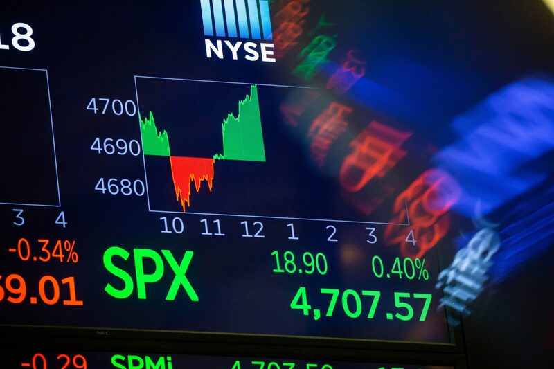 Un monitor muestra los datos del mercado S&P 500 durante la oferta pública inicial (OPI) de Sweetgreen frente a la Bolsa de Nueva York (NYSE) en Nueva York, Estados Unidos, el jueves 18 de noviembre de 2021. Un monitor muestra los datos del mercado S&P 500 durante la oferta pública inicial (OPI) de Sweetgreen frente a la Bolsa de Nueva York (NYSE) en Nueva York, Estados Unidos, el jueves 18 de noviembre de 2021.