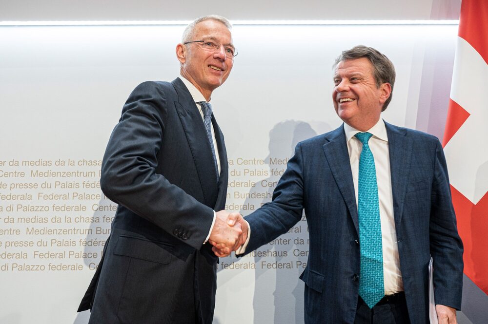 O presidente do Credit Suisse Group AG, Axel Lehmann, à esquerda, e seu colega do UBS Group AG, Colm Kelleher, anunciam o acordo intermediado pelo governo em uma coletiva de imprensa em Berna, Suíça, em 19 de março O presidente do Credit Suisse Group AG, Axel Lehmann, à esquerda, e seu colega do UBS Group AG, Colm Kelleher, anunciam o acordo intermediado pelo governo em uma coletiva de imprensa em Berna, Suíça, em 19 de março