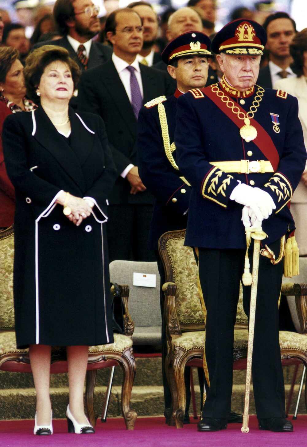 El dictador Augusto Pinochet y su esposa, Lucía Hiriart, durante una ceremonia de la Armada en Santiago, Chile el 3 de marzo de 1998. El dictador Augusto Pinochet y su esposa, Lucía Hiriart, durante una ceremonia de la Armada en Santiago, Chile el 3 de marzo de 1998.