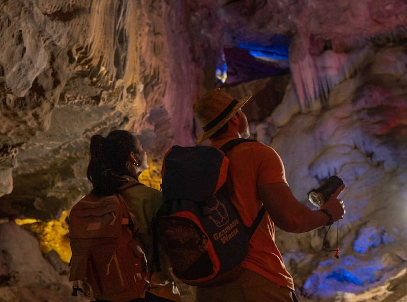 Una pareja recorre las Cuevas de Taulabé, en Honduras. Una pareja recorre las Cuevas de Taulabé, en Honduras.