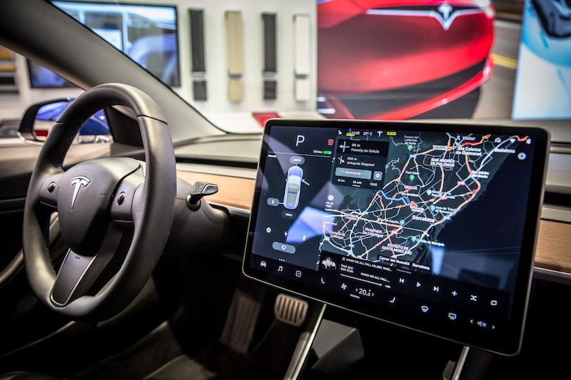 Una pantalla táctil muestra información de navegación y mapas en el interior de un Tesla Inc. Modelo 3 Una pantalla táctil muestra información de navegación y mapas en el interior de un Tesla Inc. Modelo 3