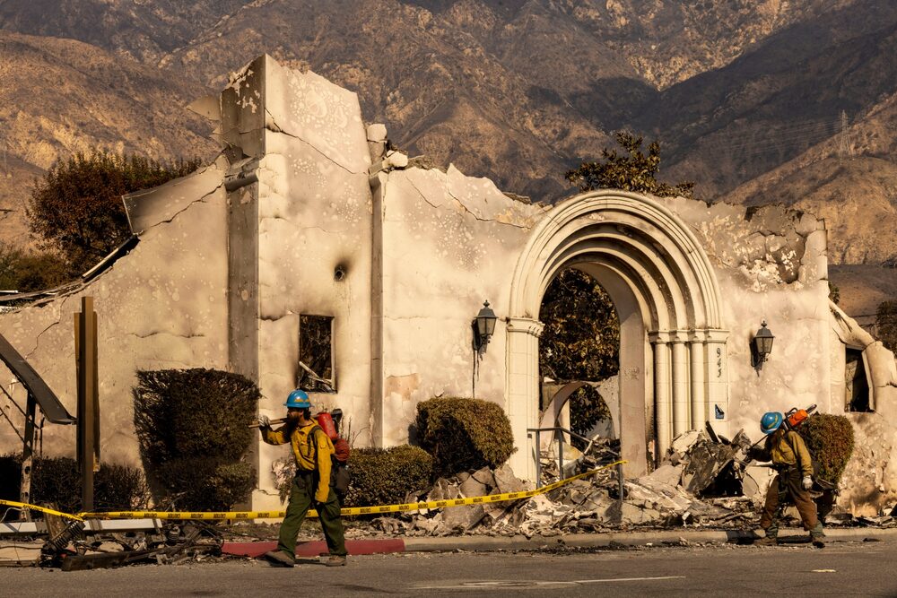 Bomberos privados de Oregón cerca de la Iglesia Comunitaria de Altadena en Altadena, California, el 17 de enero. Photographer: Jill Connelly/Bloomberg. Bomberos privados de Oregón cerca de la Iglesia Comunitaria de Altadena en Altadena, California, el 17 de enero. Photographer: Jill Connelly/Bloomberg.