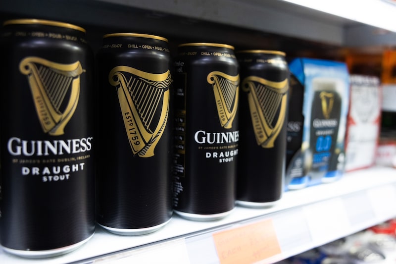 Latas de Guinness de barril en un supermercado de Chelmsford, Reino Unido. Fotógrafo: Chris Ratcliffe/Bloomberg Latas de Guinness de barril en un supermercado de Chelmsford, Reino Unido. Fotógrafo: Chris Ratcliffe/Bloomberg