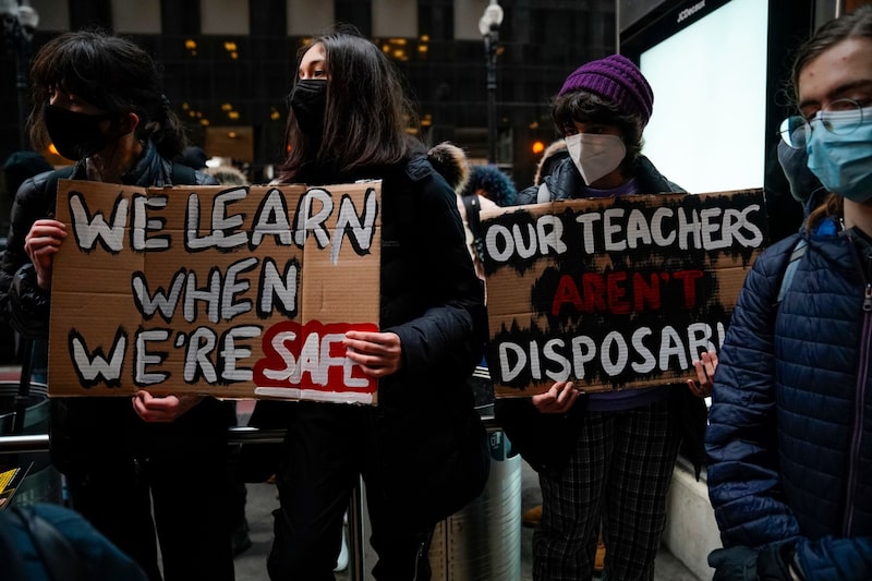 Em comparação com 40 anos atrás, adolescentes estão menos propensos a beber ou fazer sexo, sair sem os pais ou aprender a dirigir Em comparação com 40 anos atrás, adolescentes estão menos propensos a beber ou fazer sexo, sair sem os pais ou aprender a dirigir