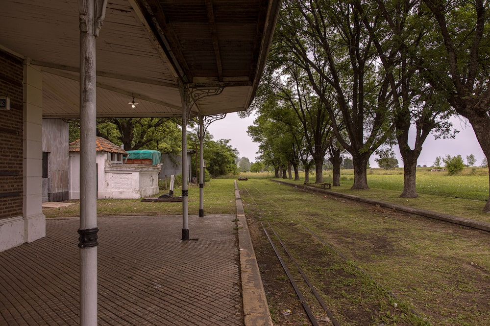 Las líneas ferroviarias abandonadas han convertido comunidades que antes eran prósperas en Argentina en pueblos fantasma. Las líneas ferroviarias abandonadas han convertido comunidades que antes eran prósperas en Argentina en pueblos fantasma.