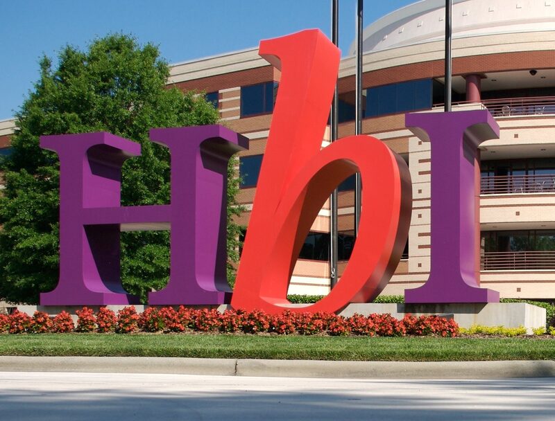 HanesBrands fabrica ropa de uso diario y emplea a 59.000 personas en 33 países. HanesBrands fabrica ropa de uso diario y emplea a 59.000 personas en 33 países.