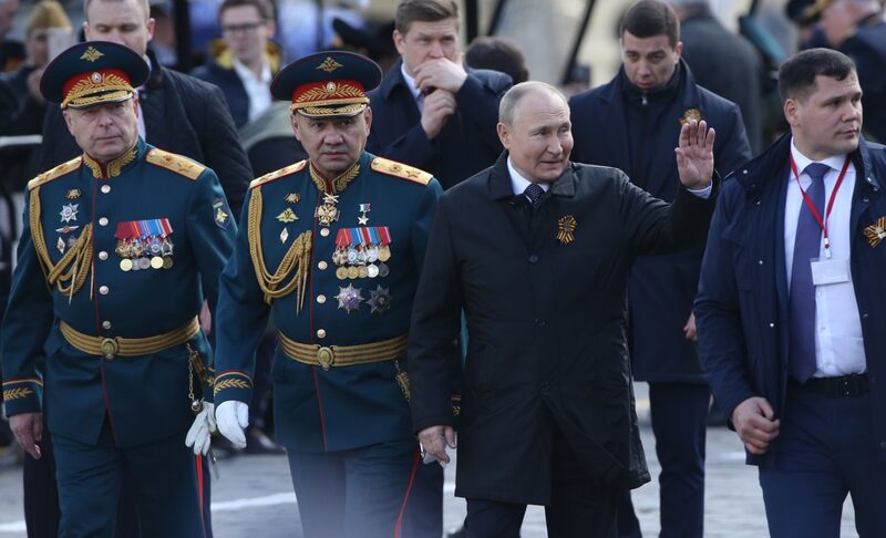 Putin con altos funcionarios durante un desfile militar Putin con altos funcionarios durante un desfile militar