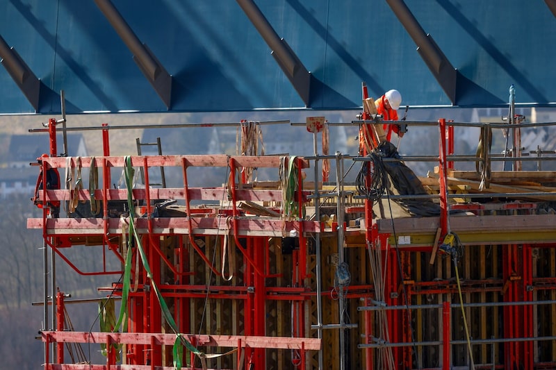 Trabajadores de la construcción cerca de Luedenscheid, Alemania. Trabajadores de la construcción cerca de Luedenscheid, Alemania.