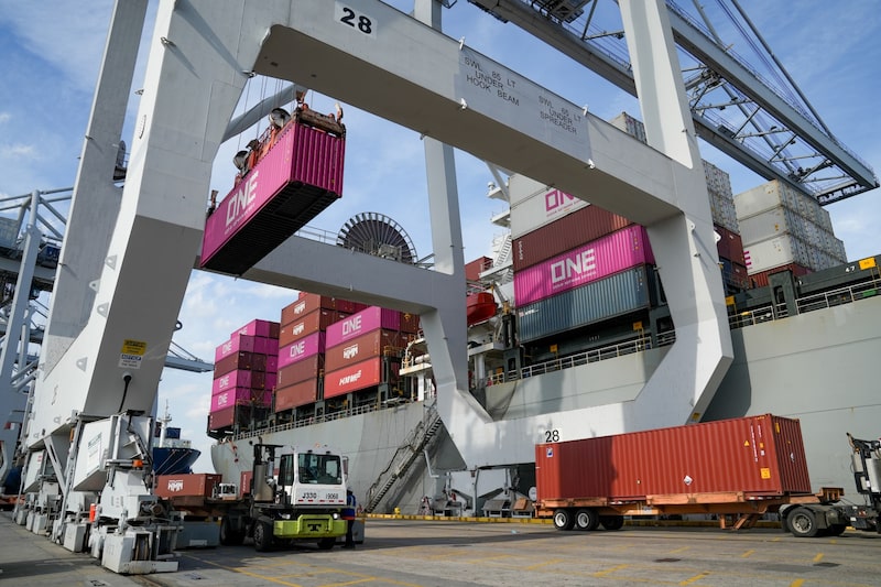 Grúas se utilizan para descargar contenedores de un barco en el puerto de Savannah, en marzo. Fotógrafa: Megan Varner/Bloomberg Grúas se utilizan para descargar contenedores de un barco en el puerto de Savannah, en marzo. Fotógrafa: Megan Varner/Bloomberg