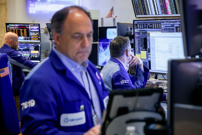 Traders work on the floor of the New York Stock Exchange (NYSE) in New York, US, on Monday, April 20, 2026. A rally in oil drove stocks lower as a turbulent weekend in the Middle East cast doubt on prospects for peace talks between the US and Iran before their fragile ceasefire deal expires. Photographer: Michael Nagle/Bloomberg Traders work on the floor of the New York Stock Exchange (NYSE) in New York, US, on Monday, April 20, 2026. A rally in oil drove stocks lower as a turbulent weekend in the Middle East cast doubt on prospects for peace talks between the US and Iran before their fragile ceasefire deal expires. Photographer: Michael Nagle/Bloomberg