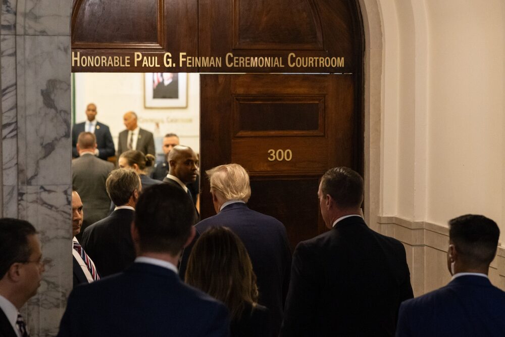 El expresidente estadounidense Donald Trump, en el centro, entra en la sala del Tribunal Supremo del Estado de Nueva York, en Nueva York, Estados Unidos, el lunes 2 de octubre de 2023. El expresidente estadounidense Donald Trump, en el centro, entra en la sala del Tribunal Supremo del Estado de Nueva York, en Nueva York, Estados Unidos, el lunes 2 de octubre de 2023.