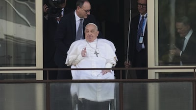 Papa Francisco faz primeira aparição pública desde a hospitalização e recebe alta Papa Francisco faz primeira aparição pública desde a hospitalização e recebe alta