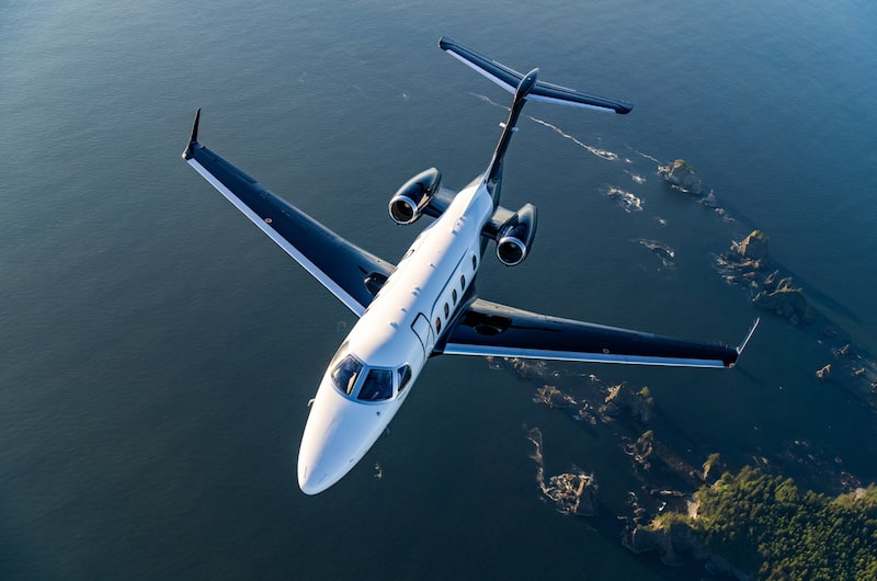 O Phenom 300E é o jato leve mais veloz em produção, com velocidade de cruzeiro de Mach 0,8 e capaz de voar sem escalas entre São Paulo e Manaus. O Phenom 300E é o jato leve mais veloz em produção, com velocidade de cruzeiro de Mach 0,8 e capaz de voar sem escalas entre São Paulo e Manaus.
