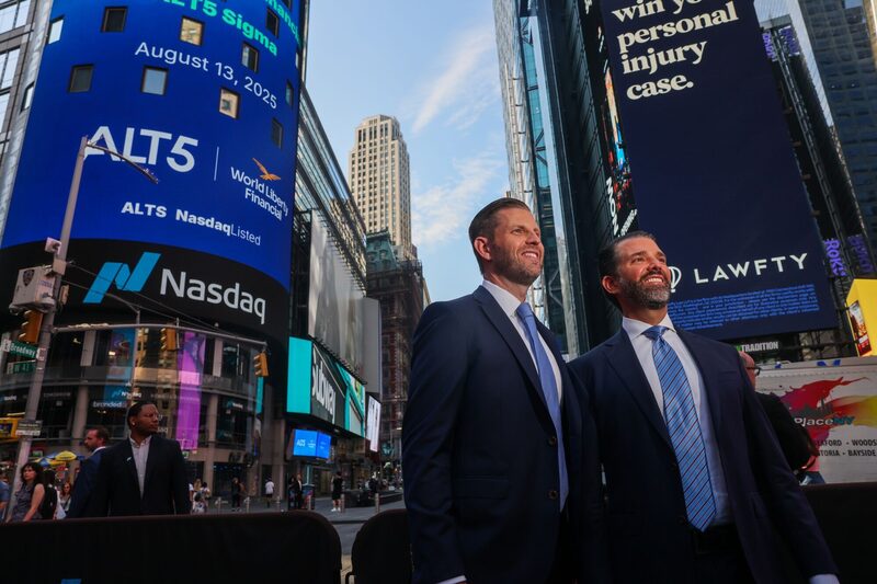 Eric Trump (izquierda), el recién nombrado director del consejo de ALT5 de World Liberty Financial, junto a su hermano y observador del consejo de ALT5, Donald Trump Jr., frente al NASDAQ en Times Square, celebran la asociación de 1500 millones de dólares entre World Liberty Financial (WLFI) y ALT5 Sigma con el toque de la campana de apertura del NASDAQ, el 13 de agosto de 2025 en la ciudad de Nueva York. Eric Trump (izquierda), el recién nombrado director del consejo de ALT5 de World Liberty Financial, junto a su hermano y observador del consejo de ALT5, Donald Trump Jr., frente al NASDAQ en Times Square, celebran la asociación de 1500 millones de dólares entre World Liberty Financial (WLFI) y ALT5 Sigma con el toque de la campana de apertura del NASDAQ, el 13 de agosto de 2025 en la ciudad de Nueva York.
