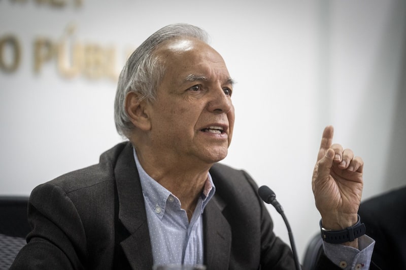 La Estrategia del Día: Cambios en el Gobierno, Minhacienda, petróleo y Grecia La Estrategia del Día: Cambios en el Gobierno, Minhacienda, petróleo y Grecia