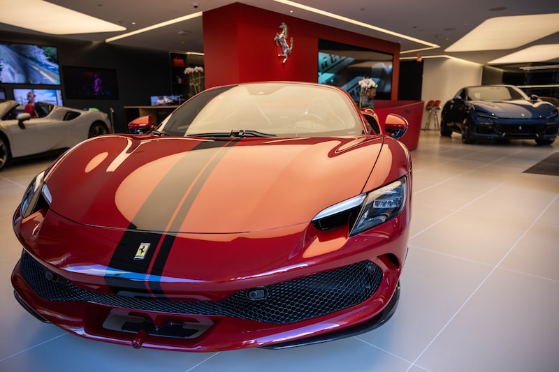 Ferrrari vermelha com detalhes em preto Ferrrari vermelha com detalhes em preto