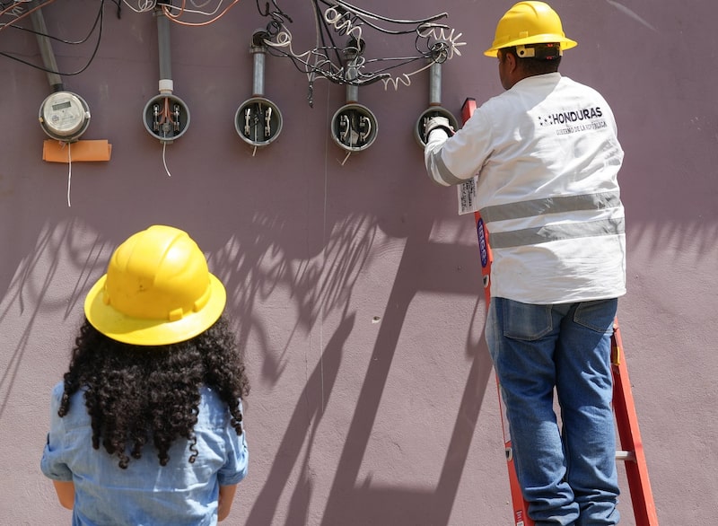 Equipo técnico de la ENEE desplegó diez cuadrillas hasta la ciudad de Choluteca, al sur de Honduras, el 21 de febrero de 2026. Equipo técnico de la ENEE desplegó diez cuadrillas hasta la ciudad de Choluteca, al sur de Honduras, el 21 de febrero de 2026.